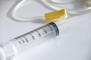 【香港】無許可のNMN点滴で敗血性ショック｜57歳女性2人が重症-運営者3人を逮捕